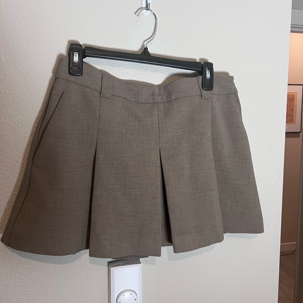 Wilfred Aritzia Pleated Taupe Skirt